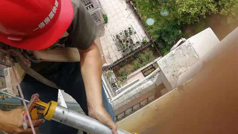 屋顶防水材料施工步骤详解：从基层处理到成品保护